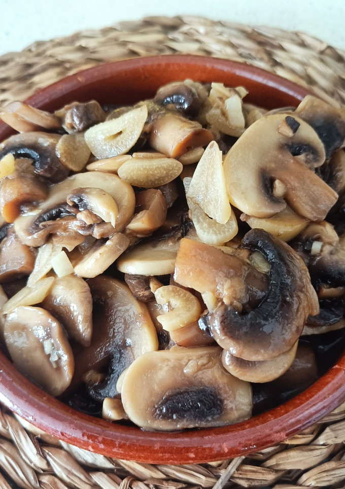 Una foto de Champiñones al ajillo