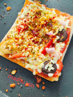 ब्रेड पिज़्ज़ा (Bread Pizza recipe in hindi) रेसिपी मुख्य फोटो