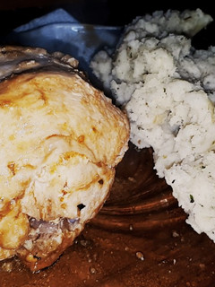 Una foto de Pollo Con Puré De Hierbas
