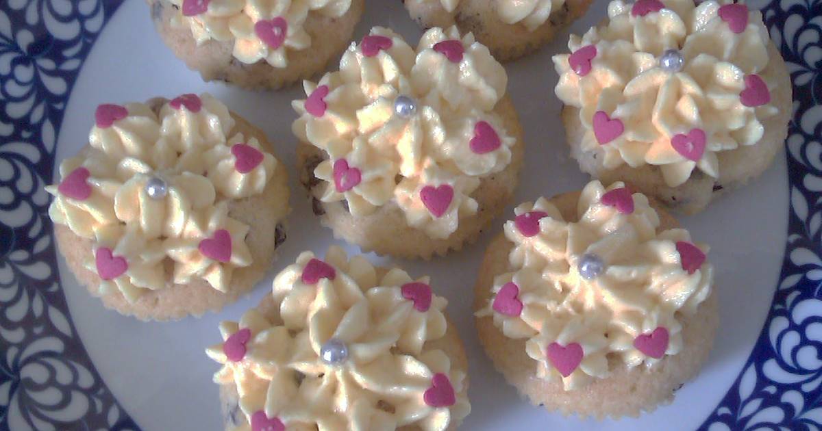 Queen cupcakes with lemon icing Recipe by clairefy Cookpad