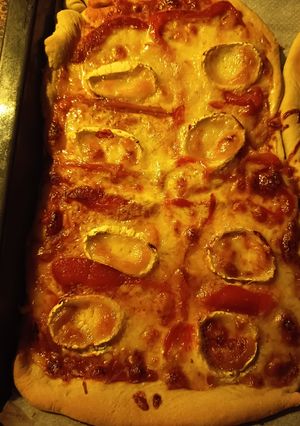 Una foto de Pizza de Queso de cabra y pimientos asados