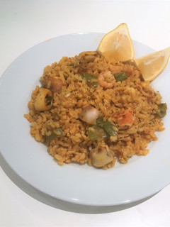 Una foto de Arroz integral con productos del mar
