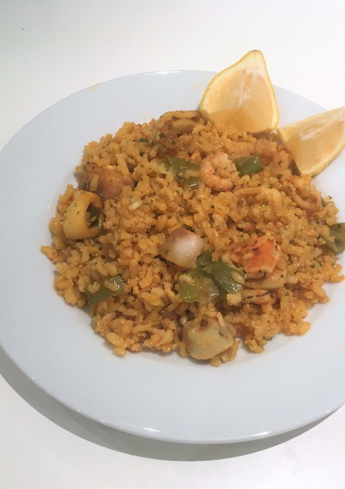 Una foto de Arroz integral con productos del mar