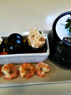 Una foto de Huevos negros con ensaladilla