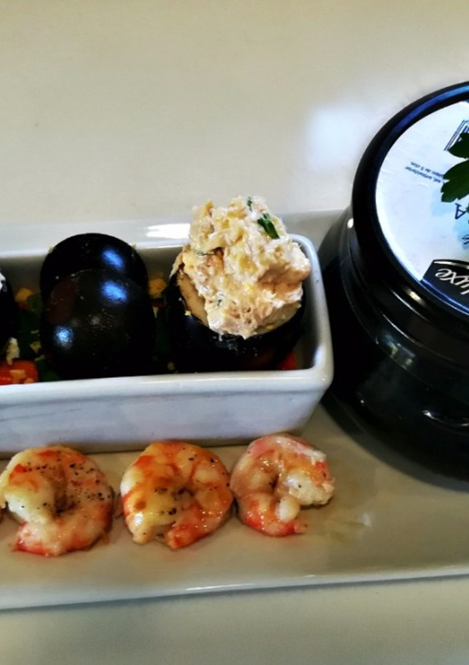 Una foto de Huevos negros con ensaladilla