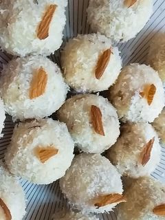 नारियल लड्डू (nariyal ladoo reicpe in Hindi) रेसिपी मुख्य फोटो