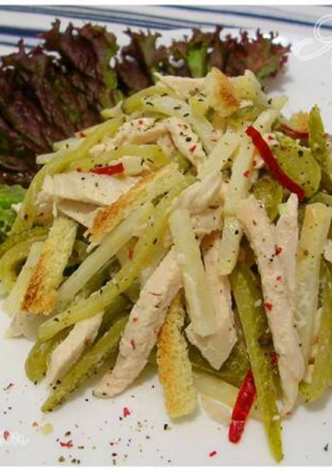 Салат с курицей, корнишонами и сельдереем