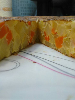 Una foto de Tortilla de patatas y zanahorias