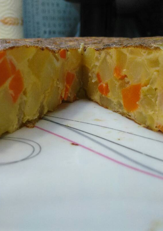 Una foto de Tortilla de patatas y zanahorias