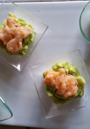 Une photo de Guacamole et son tartare de saumon
