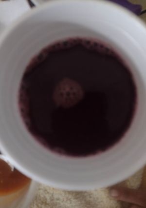 Una foto de AGUA DE JAMAICA CON CANELA Y CON SOBRE DE ZUKO DE JAMAICA😋😋