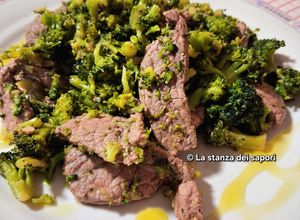 Foto di Straccetti di scottona alla curcuma con broccoli e noci: la mia cena in padella 🥦🥜