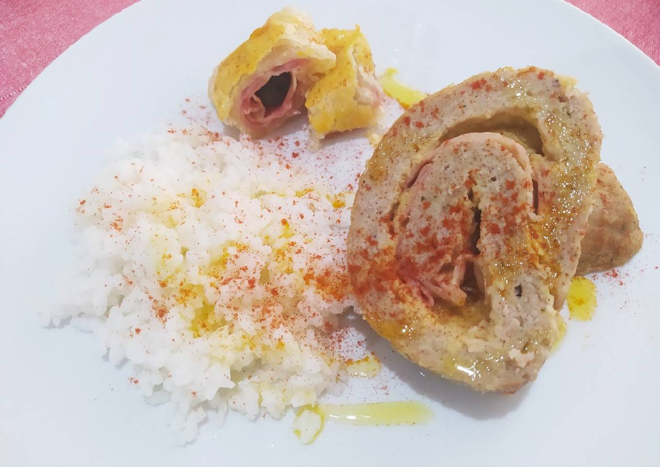 Rollo de carne con hummus y bacon