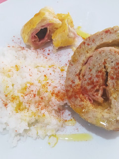 Una foto de Rollo de carne con hummus y bacon