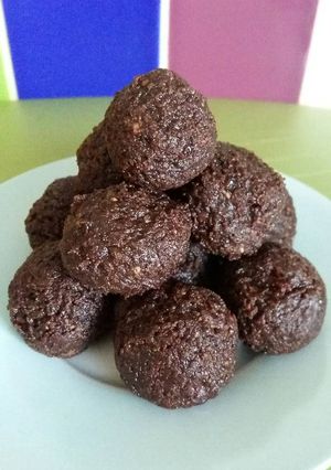 A picture of Vickys Chocolate Fruit & Nut Bites.