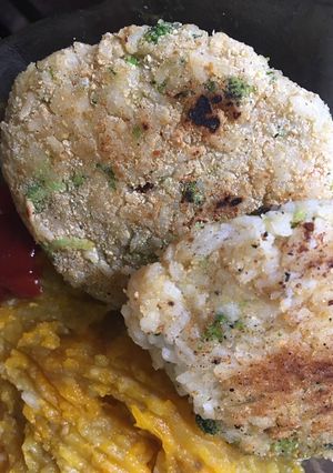 Una foto de Milanesas de arroz y brócoli