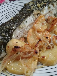 Una foto de Rodaballo al horno con patatas