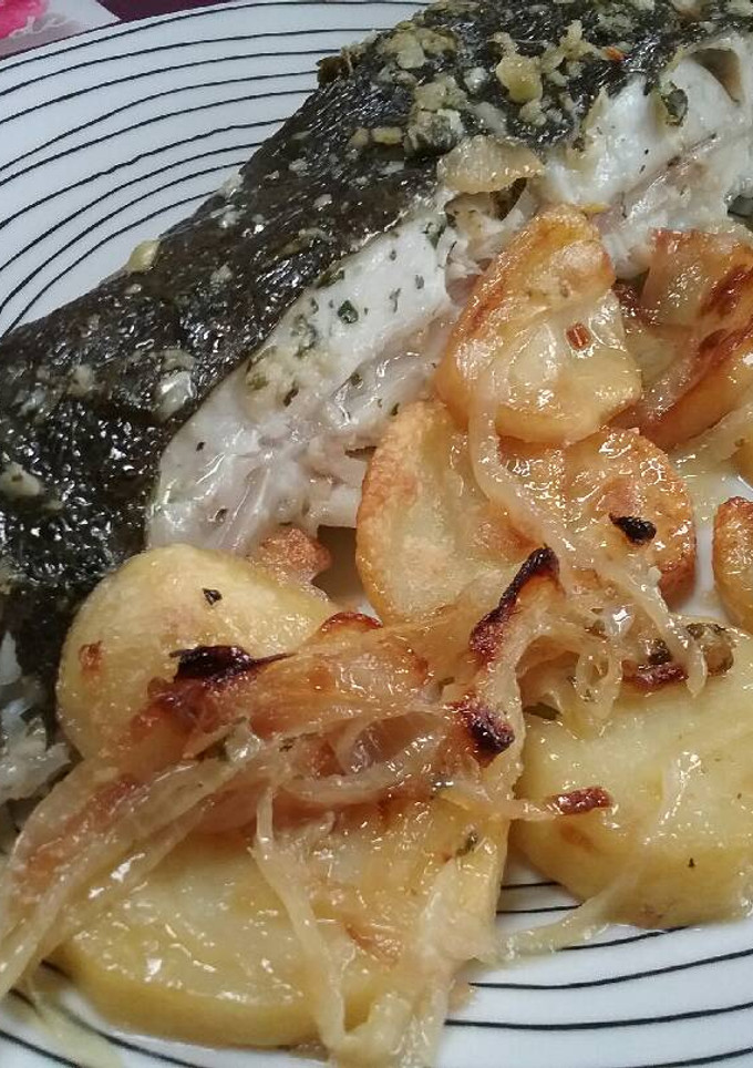 Una foto de Rodaballo al horno con patatas