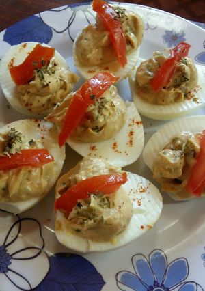 Una foto de Huevos rellenos! Simples.. al curry o al tandoori