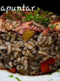 Una foto de Arroz negro con chipirones y gambas 🦑🦐