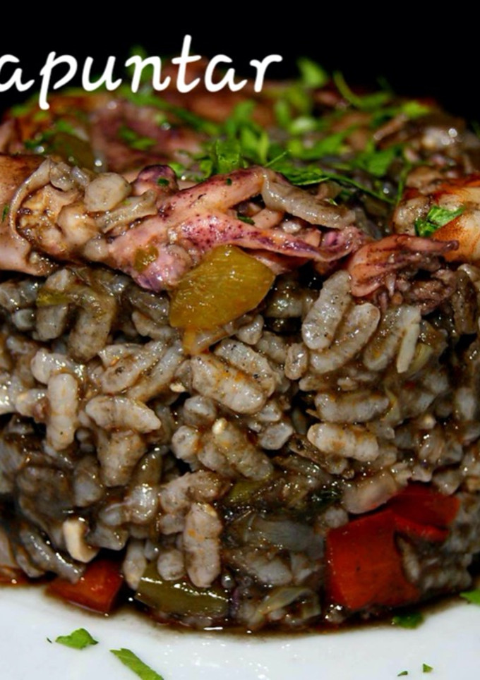 Una foto de Arroz negro con chipirones y gambas 🦑🦐
