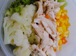 Hình của món Eat Clean: Salad ức gà rau củ.