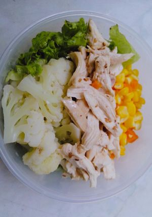 Hình của món Eat Clean: Salad ức gà rau củ.
