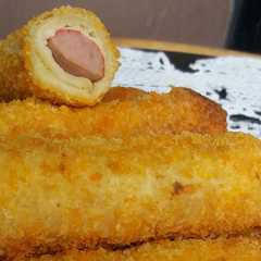 A picture of Roti goreng isi sosis keju.