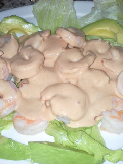 Una foto de Ensalada de camarones con salsa golf