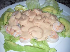 Una foto de Ensalada de camarones con salsa golf