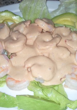 Una foto de Ensalada de camarones con salsa golf