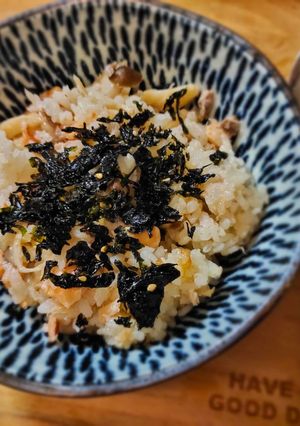 日式鮭魚炊飯 的食譜成品照片