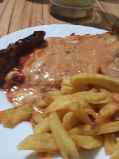 Una foto de Matambre a la pizza a la parrilla con papas fritas