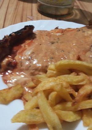 Una foto de Matambre a la pizza a la parrilla con papas fritas