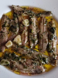 Una foto de Pescado con ajo y perejil