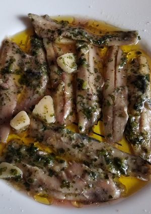 Una foto de Pescado con ajo y perejil