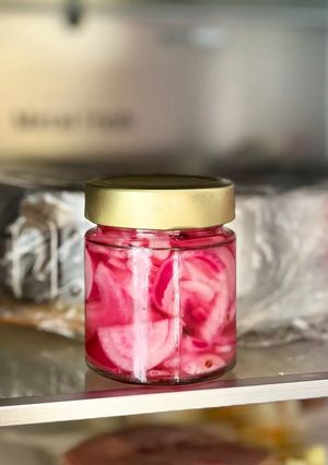 Gyors marinált lilahagyma édesítőszerrel (forralásmentes) 🧅💜 recept fotója