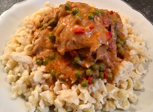 Gombás-zöldborsós-tejfölös csirkepörkölt recept fotója