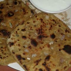 A picture of Daal wala parantha.