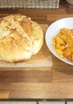 Kolbászos, tojásos paprikás krumpli frissen sült kenyérrel recept fotója