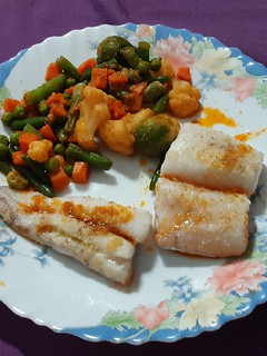 Una foto de Pescadilla al horno con verduras