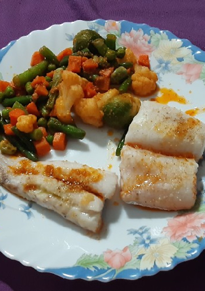 Una foto de Pescadilla al horno con verduras