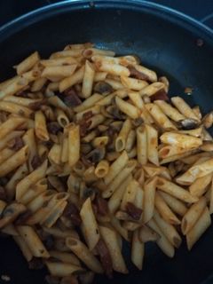 Una foto de 🍝 Pasta con champiñones al ajillo y jamón