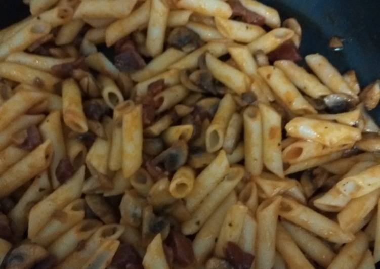 Macarrones con champiñones al ajillo y jamón