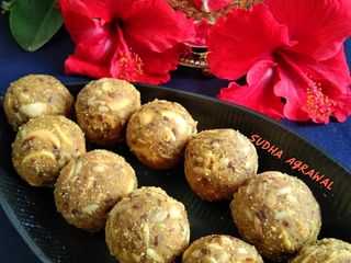 गोंद ड्राई फ्रूटस लड्डू (Gond dry fruits laddu recipe in Hindi)