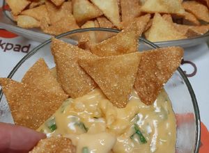 Una foto de Doritos caseros con salsa de cheddar y verdeo 💣