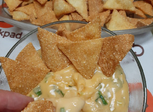 Una foto de Doritos caseros con salsa de cheddar y verdeo 💣