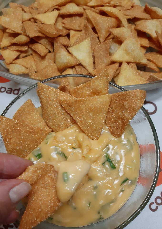 Una foto de Doritos caseros con salsa de cheddar y verdeo 💣