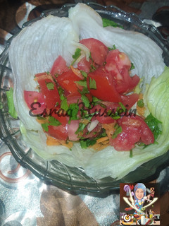 صورة لوصفة سلطة الطماطم والجزر بالتوم والبقدونس 🍅🥕🥗