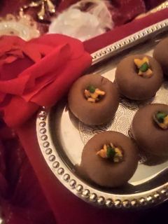 पारले जी बिस्कुट पेड़े (parle g biscuit pede recipe in Hindi) रेसिपी मुख्य फोटो
